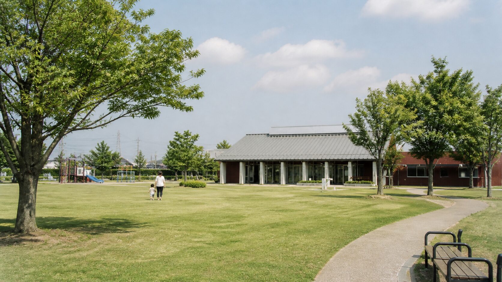 野方三ツ池公園の芝生広場と交流館