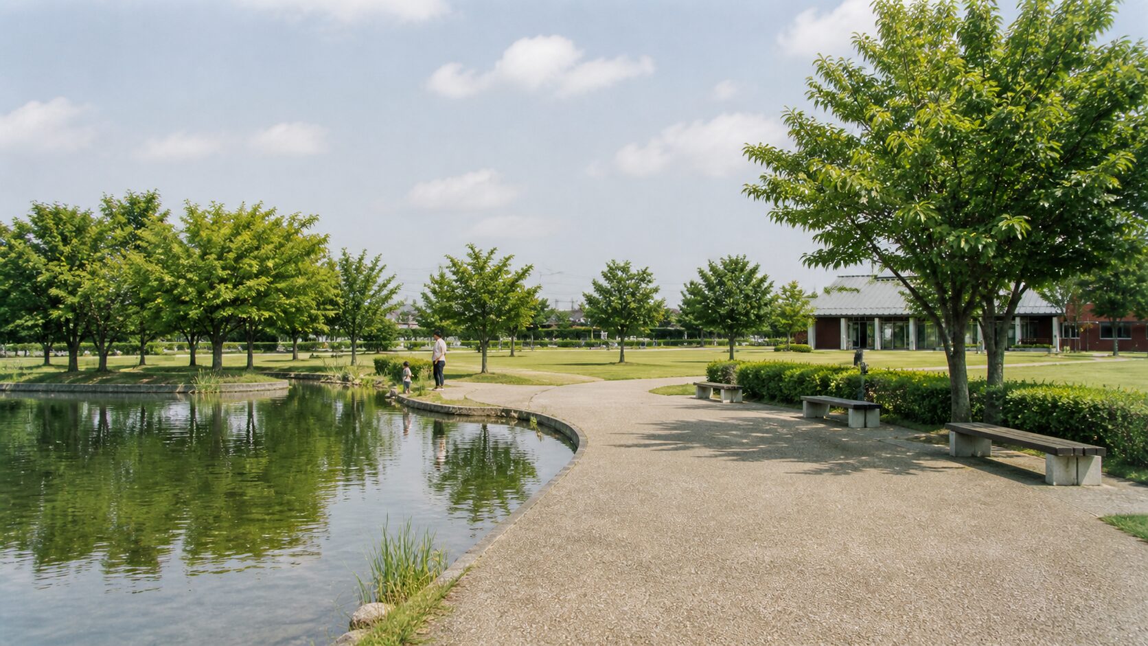 野方三ツ池公園の池沿いの園路とベンチ