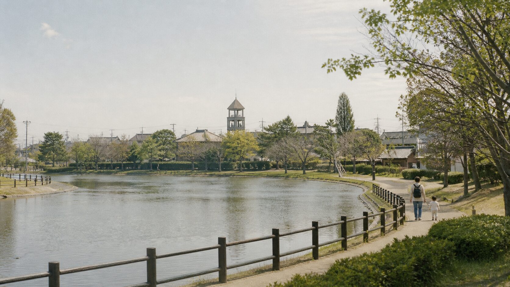 弁天池公園の池沿いを歩く親子