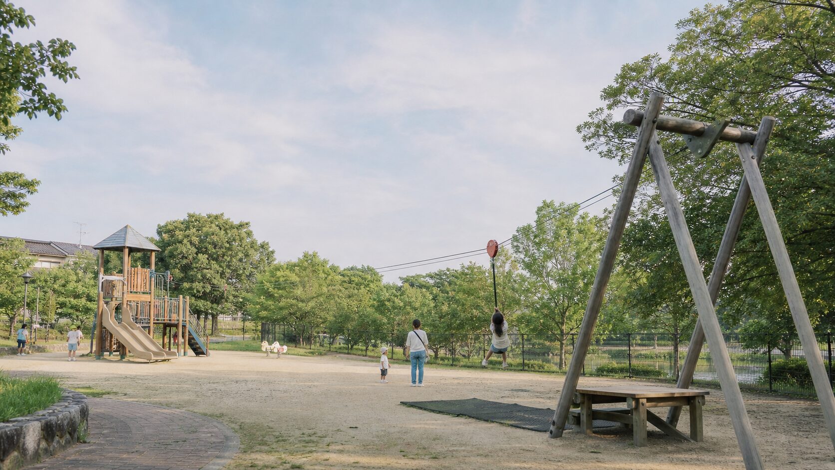 弁天池公園の遊具エリアとブランコ