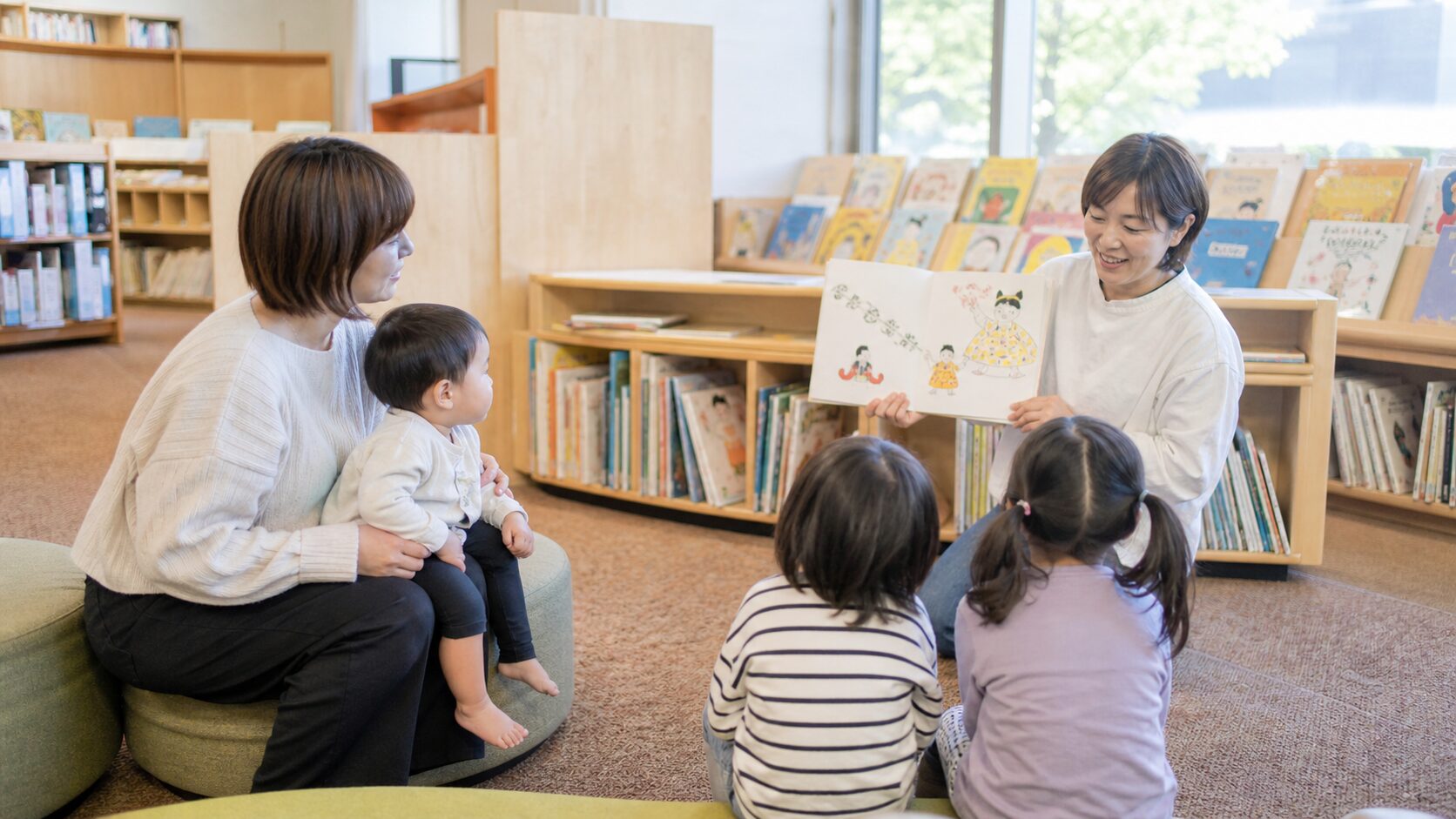 日進市立図書館の児童書コーナーで読み聞かせの様子