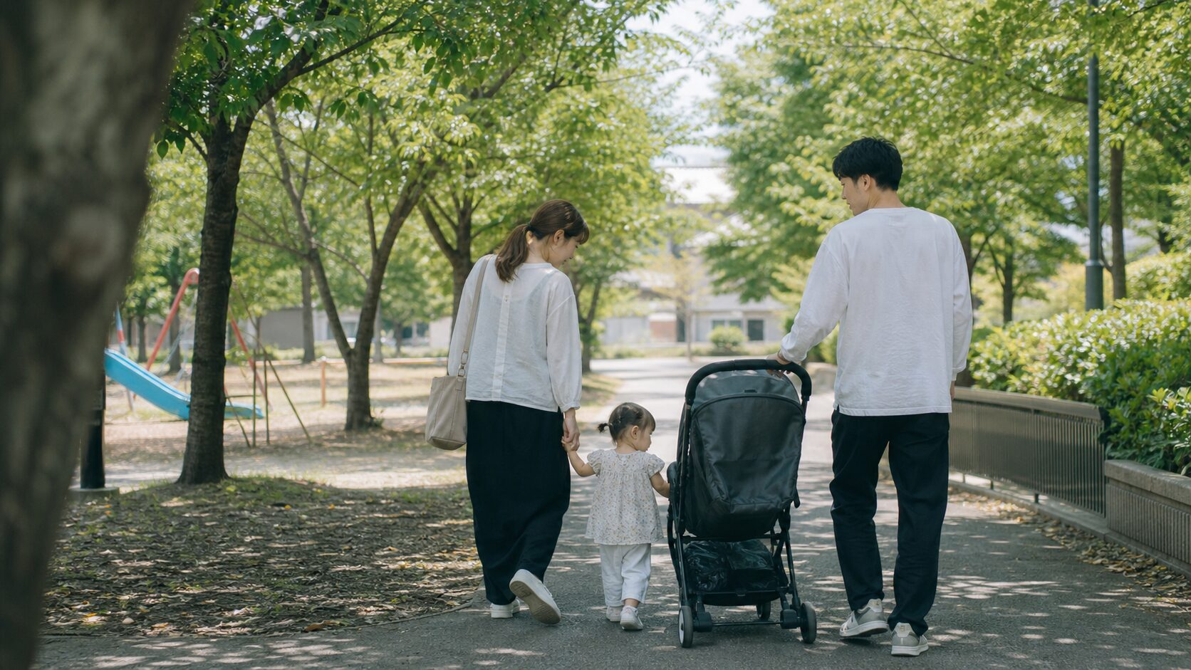 日進市の公園を歩く家族3人とベビーカー