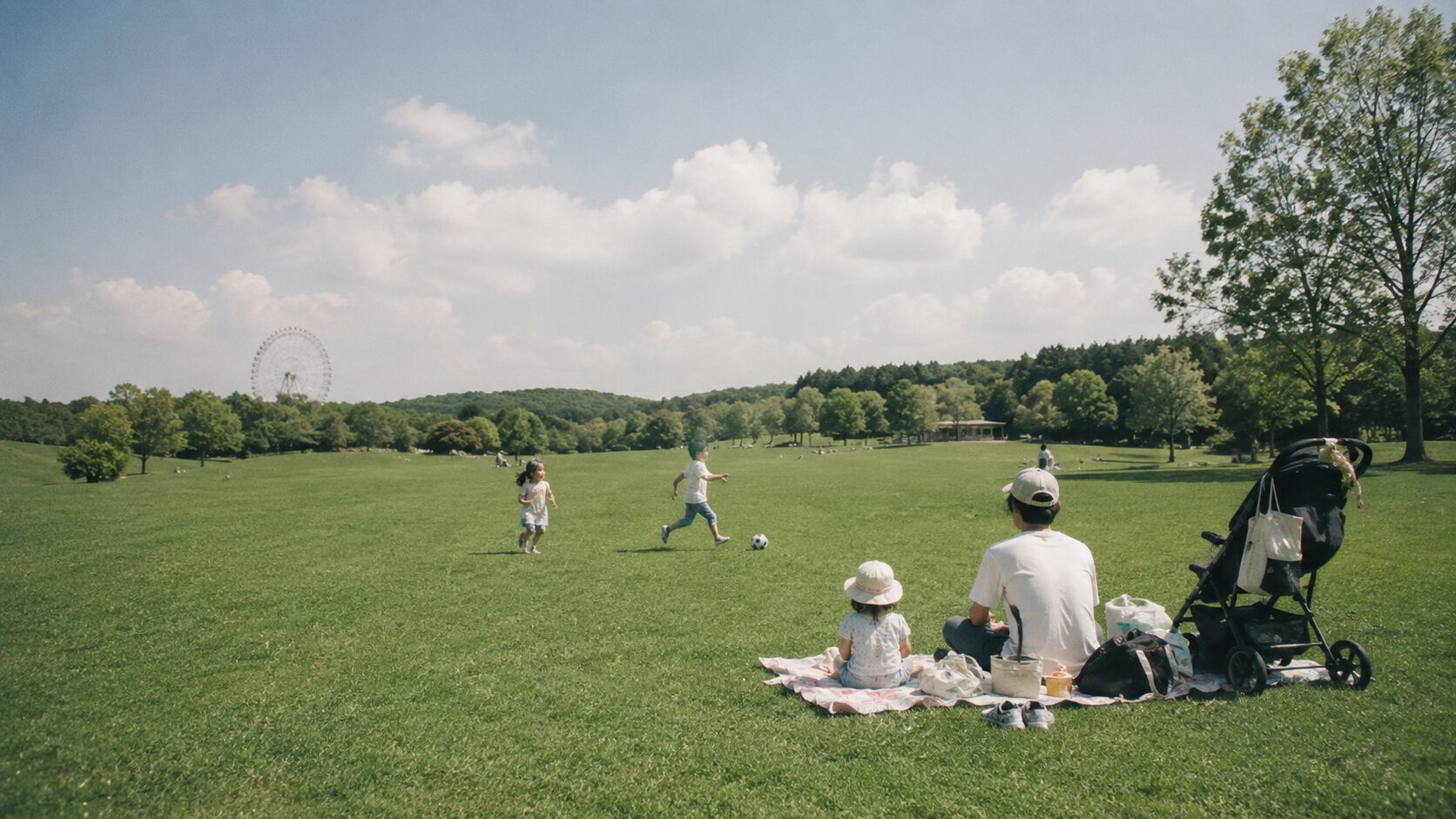 愛知県児童総合センター方面へ歩く家族。屋外と屋内を行き来できるのがモリコロパークの強み。
