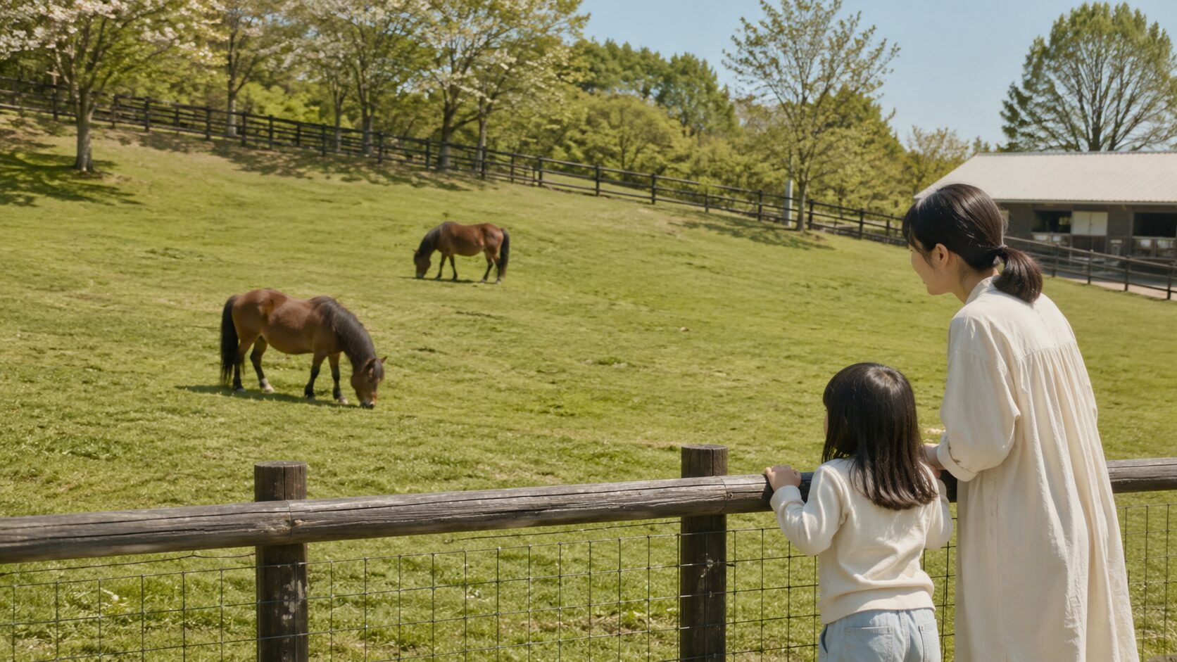 観光牧場の木曽馬を見る親子。動物を近くで見られるのも鞍ケ池公園の楽しみ。