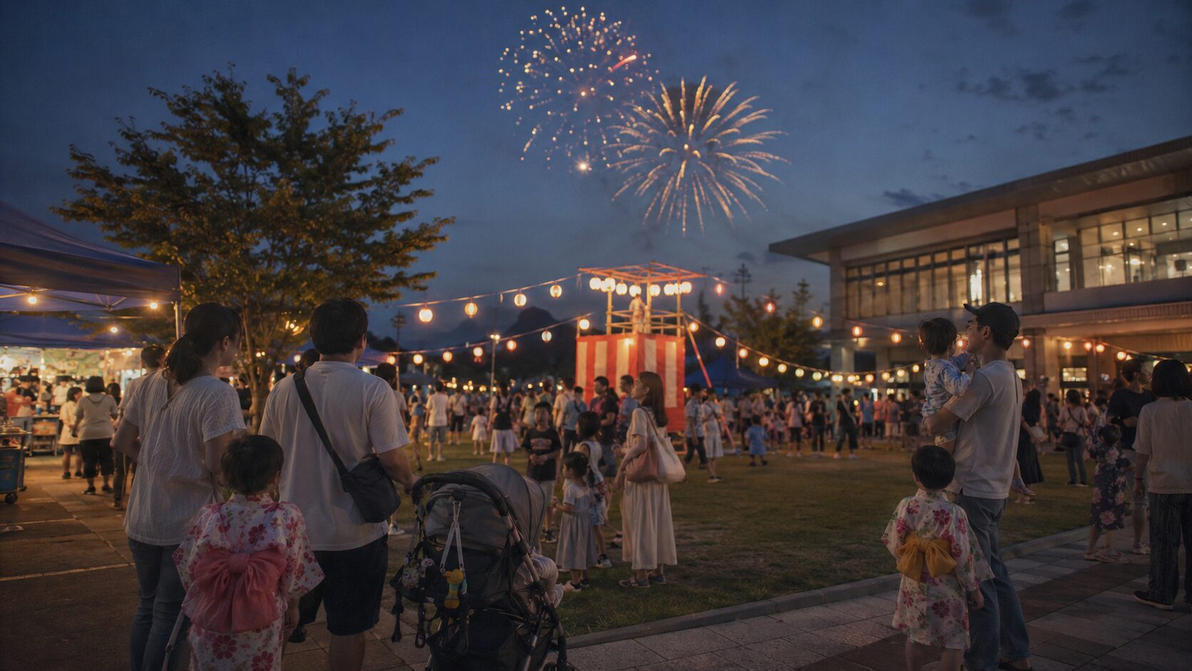 盆踊りのやぐらと屋台、夜空の花火