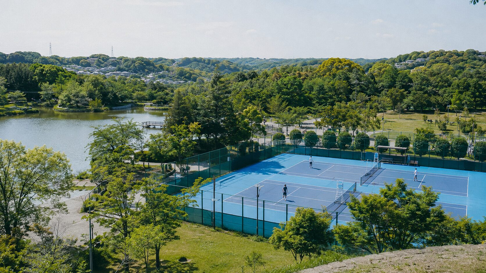 三好池沿いの散歩道。桜の季節は木陰と水辺を歩ける。